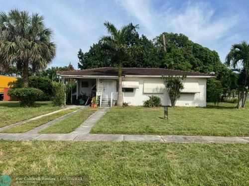 335 50th St, Hialeah, FL 33013-1518