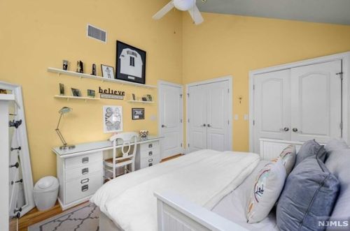 30 Oak Dr, Upper Saddle River NJ  07458-2132 exterior