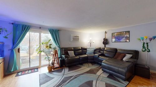 5 Lakeside Dr, Gales Ferry, CT 06339-1419