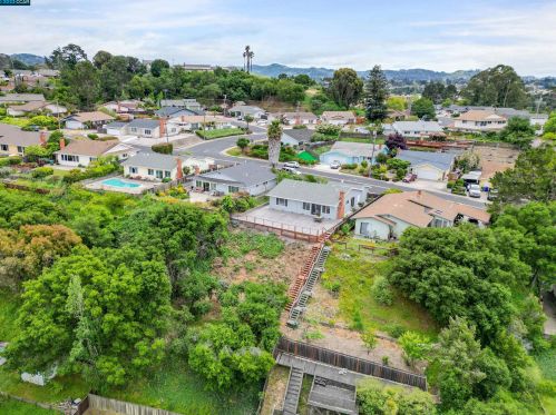 1175 Mcdonald Dr, Pinole CA  94564-2501 exterior