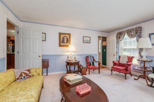 4 Rockwood Ln, Londonderry NH  03053-6104 exterior