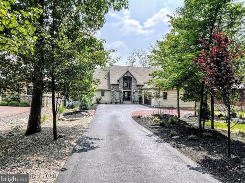 284 Lake Valley Dr, Hazle Township, PA 18202-3416