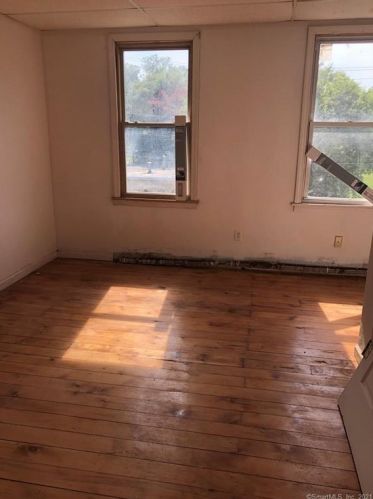 176 Gln St, New Britain CT 06051-2506 exterior