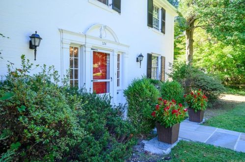 324 Lyncroft Rd, New Rochelle, NY 10804-4123