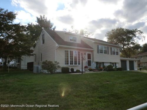 38 Locust Ter, Middletown, NJ 07748-1446