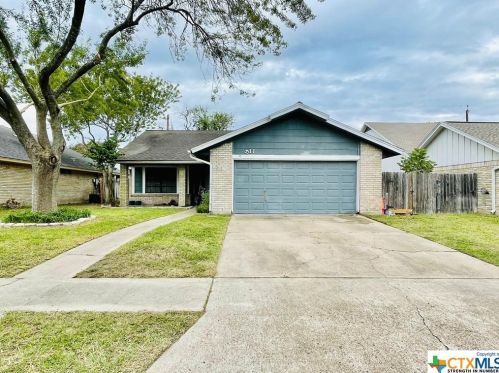 911 Taos Dr, Victoria, TX 77904-3766