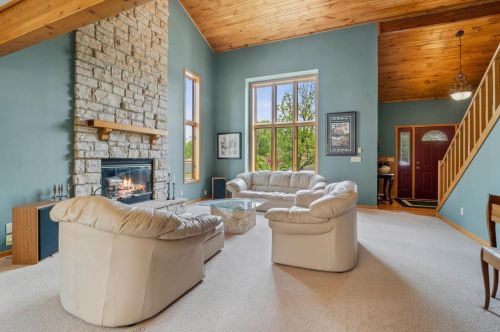 1048 Hazelwood Ct, West Bend, WI 53095-4559