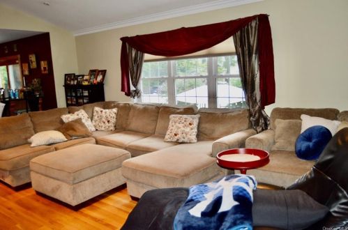 2 Drake Ln, White Plains NY  10607-2215 exterior