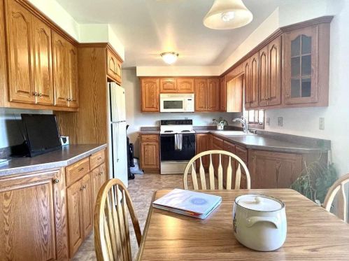 2450 Van Beek Rd, Green Bay, WI 54311-5216