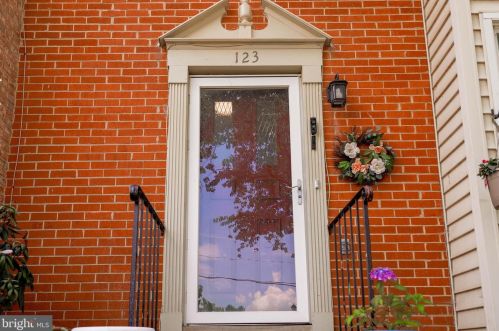 123 Davis Ave, Leesburg VA 20175-3405 exterior