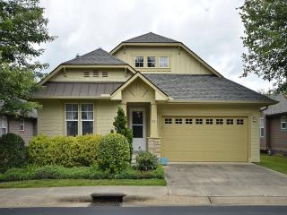 37 Gray Wolf Ln, Hendersonville, NC 28792-7423