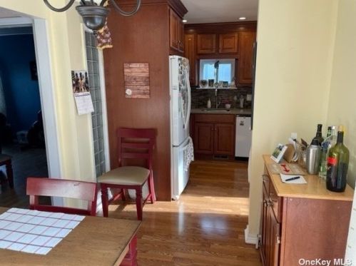 406 Old Farmingdale Rd, Babylon NY  11704-6424 exterior