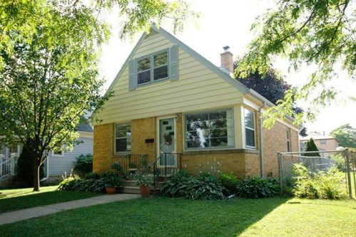 5641 Braeburn Ln, Milwaukee, WI 53209-4203