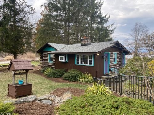 10 Anchor Ave, West Milford Lakes, NJ 07480-4828
