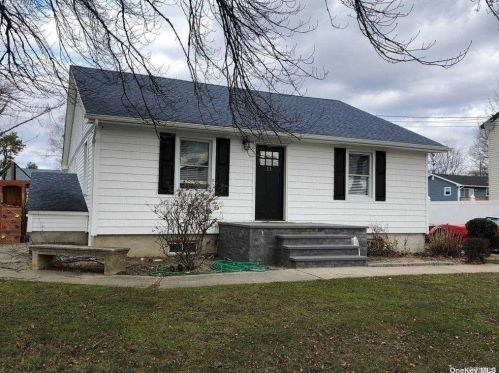 11 Watkins Ter, Amityville, NY 11701-1203
