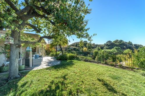 2755 Valle Vista Dr, Glendale CA  91206-4720 exterior