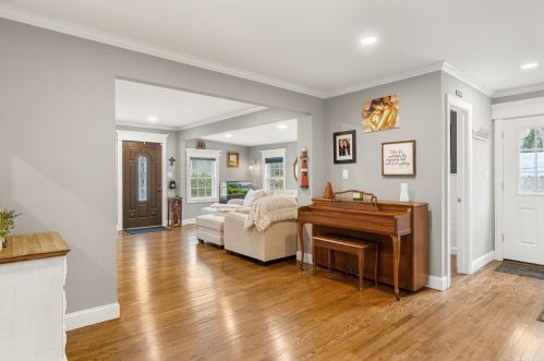 26 Patchogue Rd, Scotts Beach NY  11789-1422 exterior