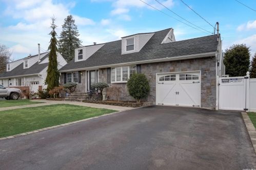 59 Ellen St, Bethpage, NY 11714-2924