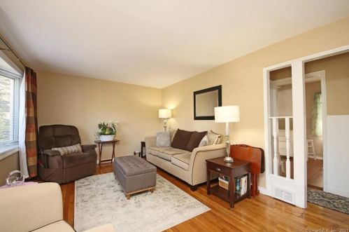 20 Alameda Pl, Bridgeport, CT 06610-1202