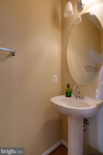 533 Legrace Ter, Leesburg VA  20176-1835 exterior