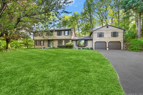 26 Brandy Ln, Bridgeport, CT 06611-2143