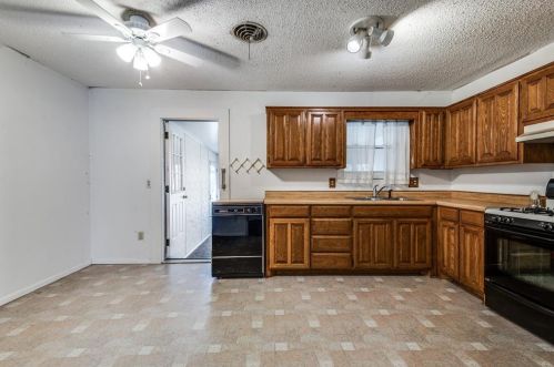 2215 Dennis St, Irving TX 75062-4273 exterior