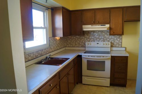 7 Arnold St, Bricktown, NJ 08724-1914