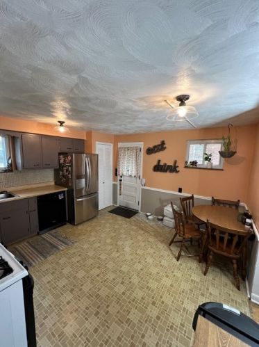 8040 Remington Dr, Pittsburgh PA  15237-6235 exterior