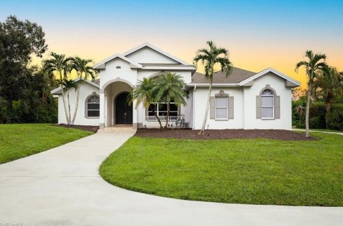 160 Logan Blvd, Naples, FL 34119-2500