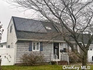 408 Granada Pkwy, North Lindenhurst, NY 11757-6313