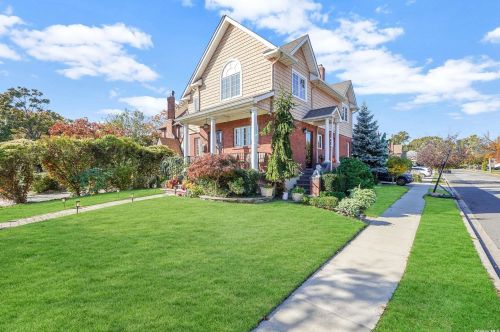 250 Bixley Heath, Lynbrook, NY 11563-3143