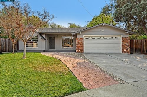8 Falcon Ct, Concord, CA 94523-2739