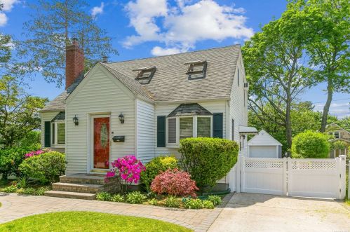 110 Cushing Ave, Williston Park, NY 11596-1638