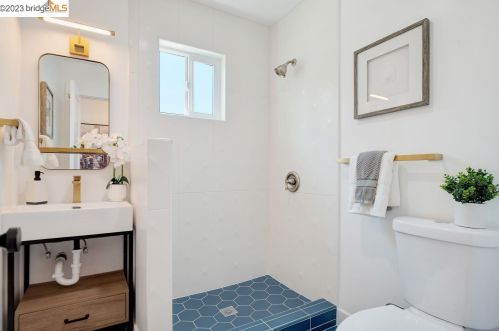 5018 Congress Ave, Oakland CA 94601-5405 exterior