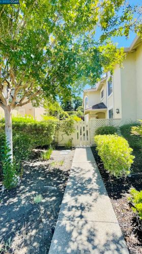 220 Glasgow Cir, Danville, CA 94526-2940