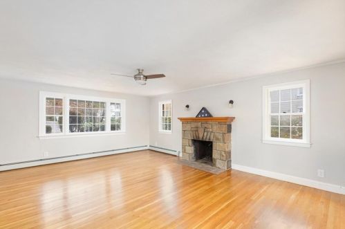 61 Knotty Oak Rd, Coventry RI  02816-8306 exterior