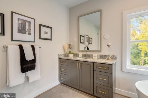 6580 Brooks Pl, Falls Church VA  22044-1105 exterior