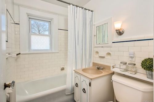 390 Lexington Ave, White Plains NY  10606-2501 exterior