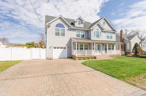 833 Bay 8th St, West Islip, NY 11795-4711