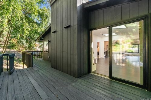 74 Greenwood Ln, White Plains NY  10607-1020 exterior