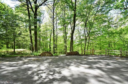 5693 Kernsville Rd, Orefield PA  18069-2226 exterior