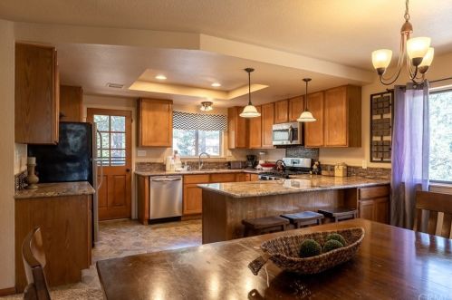 361 Cinderella Dr, Big Bear City, CA 92314-9798