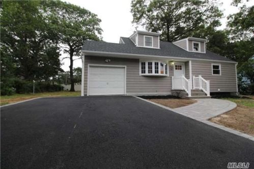 76 Jefferson Ave, Amityville, NY 11701-2300