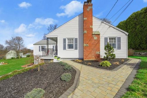 76 Parkway Dr, Bridgeport, CT 06611-4125