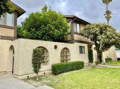 8131 5th St, Downey, CA 90241-3641