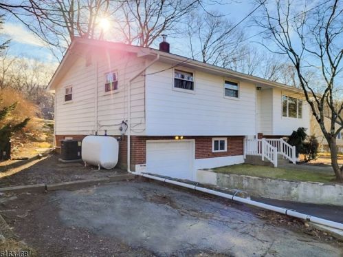 437 Brown Trl, Hopatcong, NJ 07843-1145