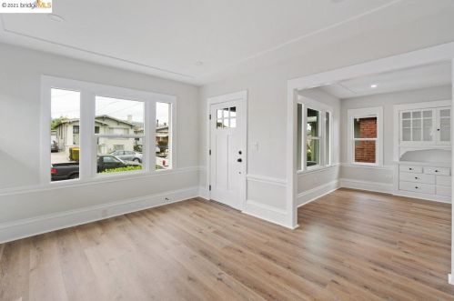 5537 Harvey Ave, Oakland, CA 94621-4339