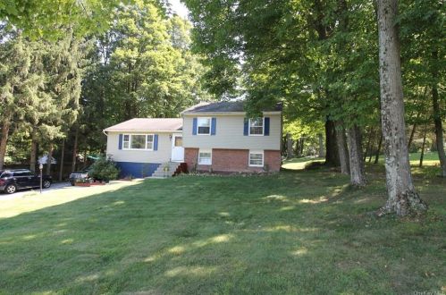 73 Mandalay Dr, Poughkeepsie NY 12603-2639 exterior