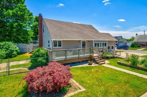 705 Brian Ln, Seaford, NY 11783-1102