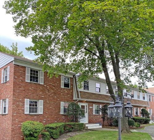 42 Parkside Dr, Airmont, NY 10901-7833